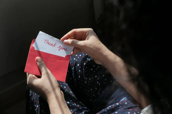 Las mujeres de la mano sosteniendo nota de agradecimiento, de arriba hacia abajo — Foto de Stock