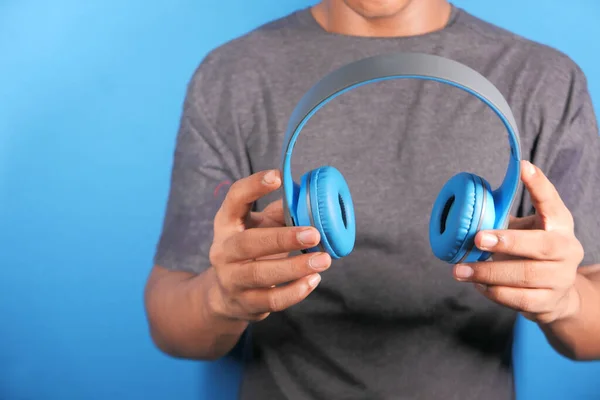 Homme main tenant casque sur fond bleu — Photo