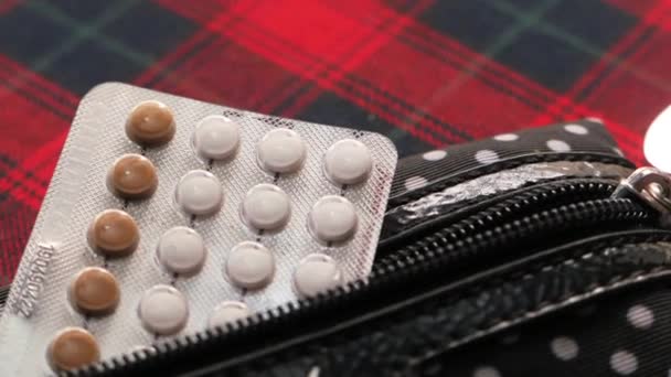 Primer plano de píldoras anticonceptivas en una bolsa pequeña — Vídeo de stock