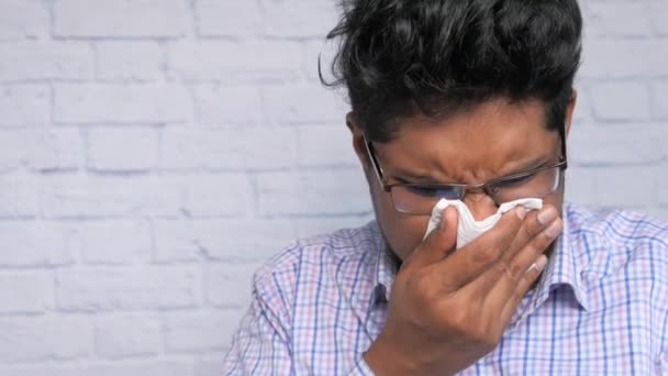 Retrato de homem doente espirra e tosse — Vídeo de Stock