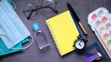 Okul çantasının içinde dezenfektan ve maske var..