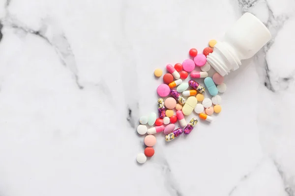 Close-up van kleurrijke pillen morsen op witte achtergrond — Stockfoto