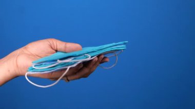 Kopya alanı ile koruyucu maskeyi tutan kişi 