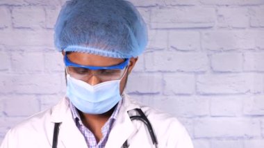 Üzgün, üzgün, olgun doktor aşağıya bakıyor. 