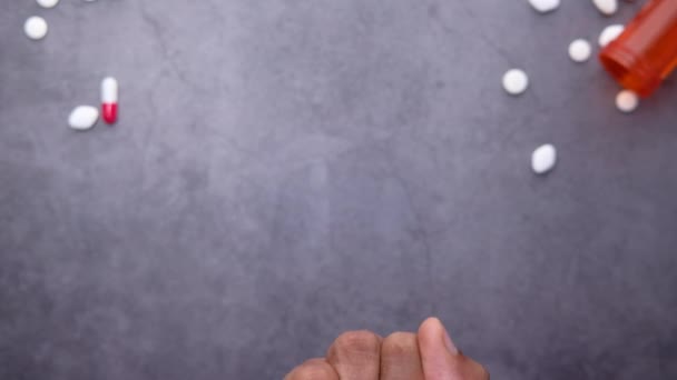 Bovenaanzicht van pillen en capsule bij de hand — Stockvideo