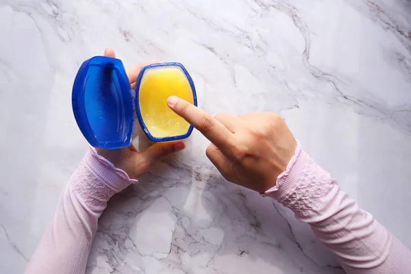 Petrol jölesi kullanan kadınların el manzarası 