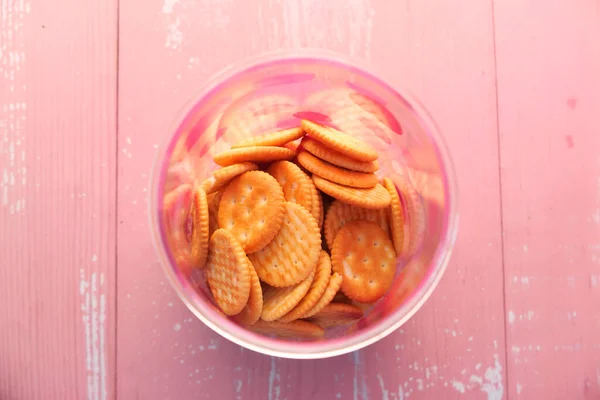 Biscoitos caseiros em uma tigela na mesa, vista superior — Fotografia de Stock