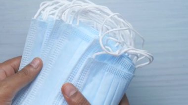  Adam elinde cerrahi maske tutuyor, yakın plan. 