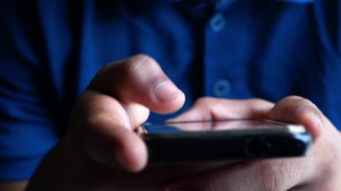 Akıllı telefon kullanarak genç adamın elini kapat..