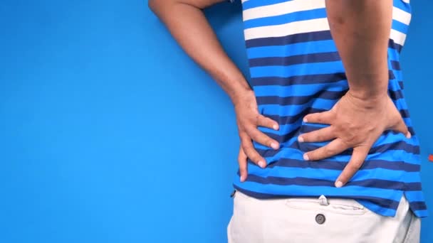 4.小伙子背痛得很厉害 — 图库视频影像