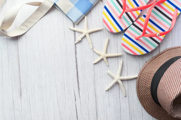 Flat composition of summer beach accessories on table. — Stock Photo, Image