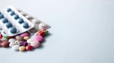 Beyaz arkaplana yayılan renkli hapları kapat 