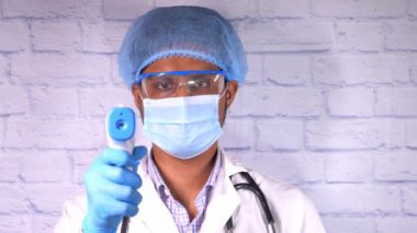 Sıcaklığı ölçen doktor eli..