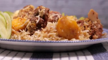 Masadaki kasede kuzu biryani yemeği.