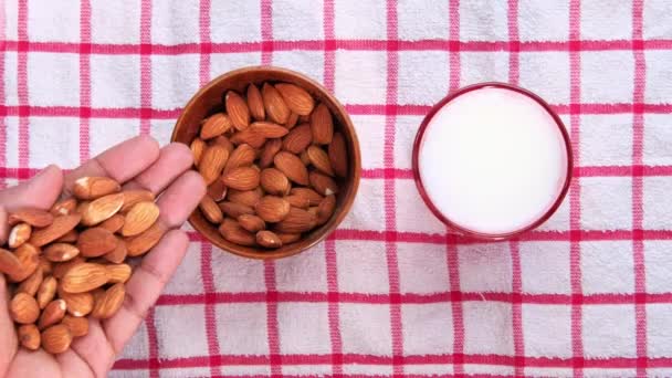 Mandelnöt och mjölk på bordsduk, uppifrån och ner — Stockvideo