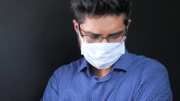 Um jovem asiático homem com máscara protetora na cara sentindo triste — Vídeo de Stock