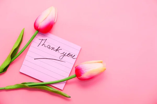 Dziękuję wiadomość na lepka uwaga z kwiat tulipan na różowym tle — Zdjęcie stockowe