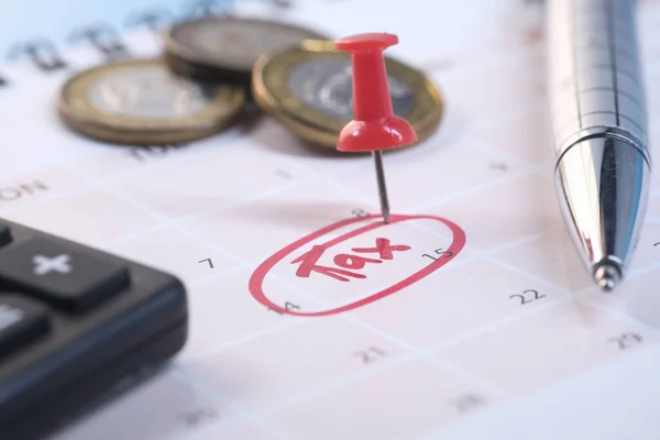 Koncepcja dnia podatkowego z czerwonym kółkiem w dniu kalendarzowym — Zdjęcie stockowe