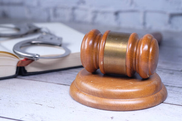 Вид сверху на коврик и книгу с копировальным пространством на столе 