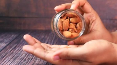 Kadınların ellerini bir kavanoz dolusu bademle kapat. 