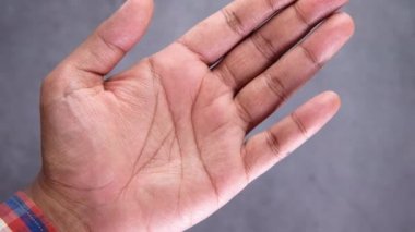 Virüsü önlemek için dezenfektan jel kullanarak genç adamın elini kapat. 