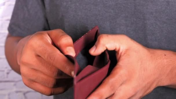 Мужчина открывает пустой бумажник с копировальным местом. — стоковое видео