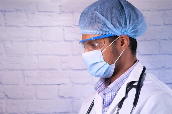 Πορτρέτο ενός άνδρα γιατρού με μάσκα προσώπου με αντίγραφο χώρου — Φωτογραφία Αρχείου