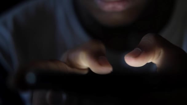 Primer plano de la mano del hombre joven usando el teléfono inteligente en la noche — Vídeo de stock