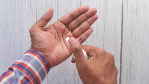 Vista superior de la mano del hombre joven usando gel desinfectante para prevenir el virus — Vídeos de Stock
