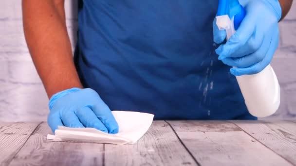 표 면 표 면 청소를 위해 살균제 스프레이를 사용하여 일회용 장갑을 끼는 사람들 — 비디오