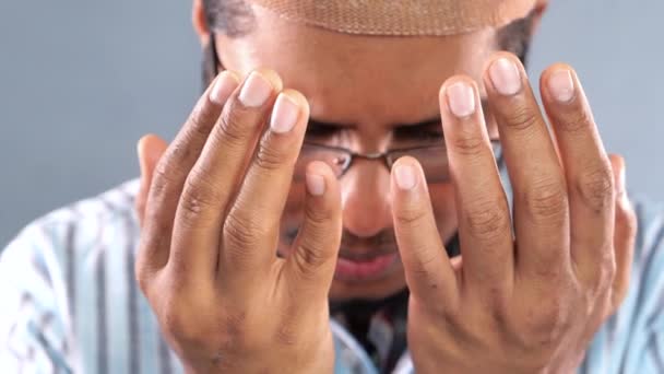 Muzułmanin modlący się podczas ramadanu, Zamknij się — Wideo stockowe