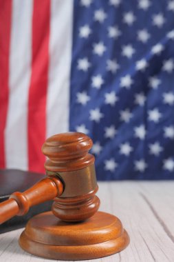 Amerikan bayrağına karşı tokmak ve kitabın yakın çekimi 