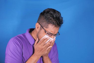 Genç adam günlük kıyafetim hapşırık ve öksürük çekiyor.