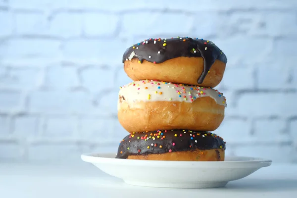 Stapel Schokolade Donuts auf Teller mit Kopierraum — Stockfoto