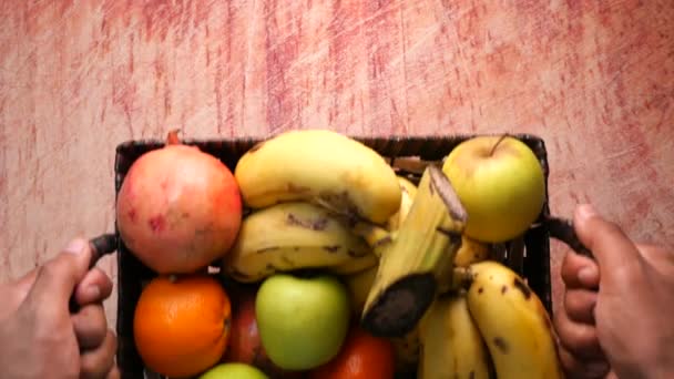 Πάνω όψη μήλου, μπανάνας και πορτοκαλιού σε ένα μπολ στο τραπέζι — Αρχείο Βίντεο