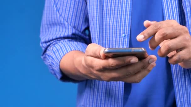 Primer plano de la mano del hombre joven usando el teléfono inteligente. — Vídeo de stock