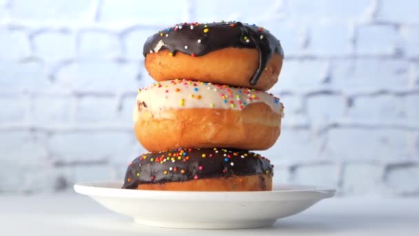 Pilha de donuts de chocolate na placa com espaço de cópia — Vídeo de Stock
