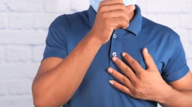 Hasta adam hapşırırken gribe alerjisi var. 