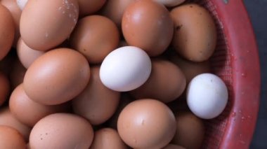 Yumurtaları bir kaseye koy..