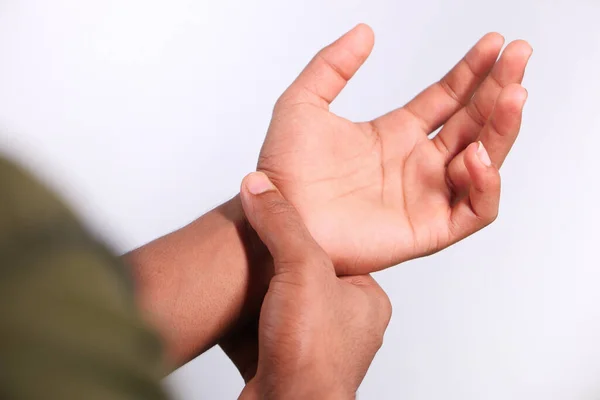 Mann erleidet Schmerzen in der Hand aus nächster Nähe — Stockfoto