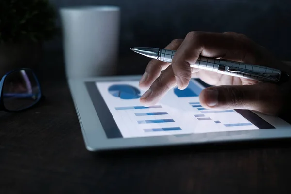 Man hand working on digital tablet at office desk, using self created chart — стоковое фото