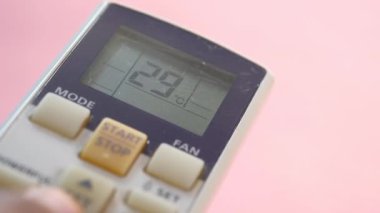 Uzaktan kumandalı bir adamın elini tut..