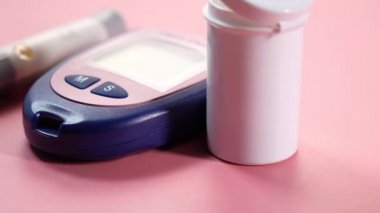 Renk arkaplanındaki diyabetik ölçüm araçlarını ve hapları kapat 