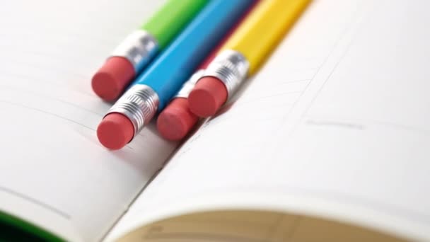 Primo piano di matite colorate su blocco note — Video Stock