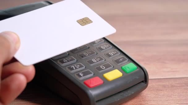 Pagamento terminal cobrando a partir de um cartão, pagamento sem contato. — Vídeo de Stock