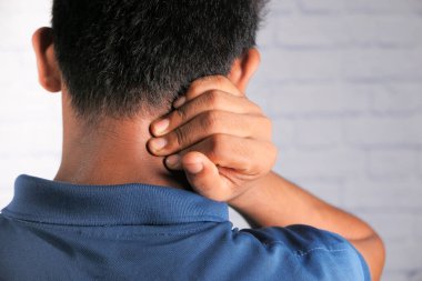 Evde boyun ya da omuz ağrısı çeken bir adam var..