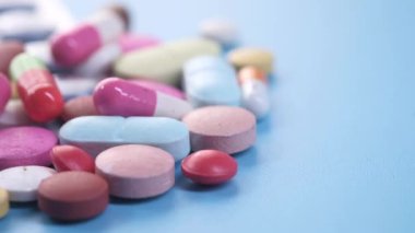 mavi arkaplana yayılan renkli hapları kapat 