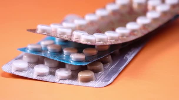 Píldoras anticonceptivas en el fondo de color, primer plano — Vídeo de stock