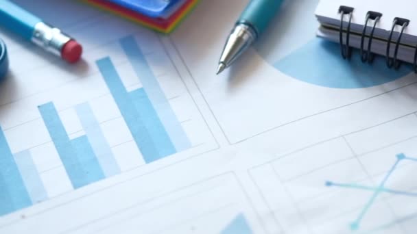 Finanční graf, kalkulačka a notepad na stole — Stock video