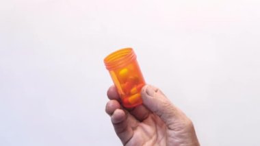 Beyaz arka planda hap taşıyan yaşlı kadınların üst görünümü 